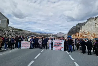 Sjutra blokada puta Cetinje - Podgorica i protest radnika nekadašnje "Košute" ispred Vlade Sjutra blokada puta Cetinje - Podgorica i protest radnika nekadašnje "Košute" ispred Vlade