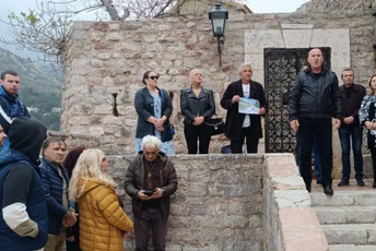 Protest Paštrovića: Otvorite Sveti Stefan do 1. maja, inače slijedi blokada mjesta Protest Paštrovića: Otvorite Sveti Stefan do 1. maja, inače slijedi blokada mjesta