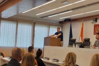 Sjednica SO Budva i danas bez kvoruma, sin Mila Božovića: Otac je saglasan da se izglasa njegova suspenzija Sjednica SO Budva i danas bez kvoruma, sin Mila Božovića: Otac je saglasan da se izglasa njegova suspenzija