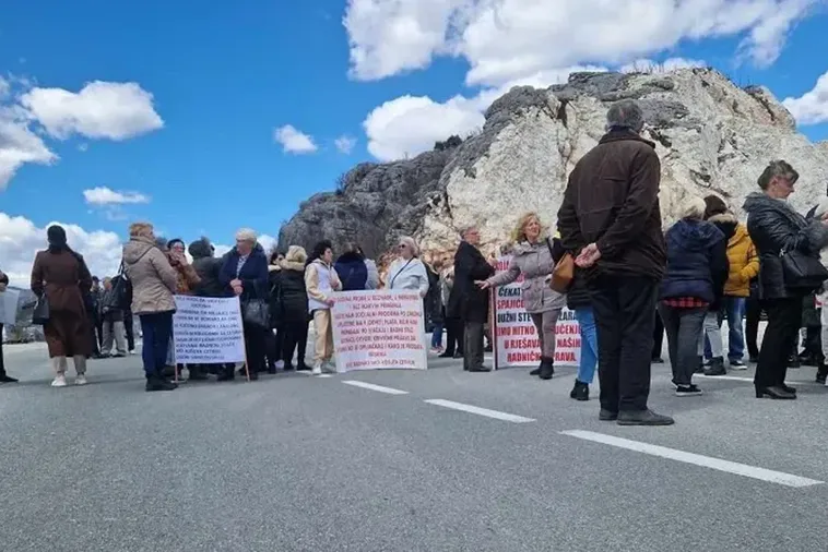 Bivši radnici "Košute" i danas blokiraju put Cetinje-Podgorica; Martinović: Uskoro protest ispred Vlade, nemamo drugog izbora