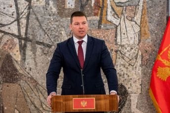 Adžić: Prevara da jedan zna više i bolje od 2000 može proći taster poslanicima, ne i poštenim građanima Adžić: Prevara da jedan zna više i bolje od 2000 može proći taster poslanicima, ne i poštenim građanima