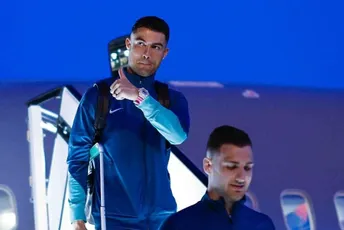 Ronaldo stigao u Sloveniju, veliki broj fanova ostao bez fotografija i autograma (VIDEO) Ronaldo stigao u Sloveniju, veliki broj fanova ostao bez fotografija i autograma (VIDEO)