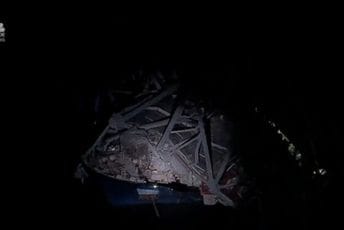 Snimak iz vazduha iz Baltimora: Zgužvani most i helikopter koji kruži nad ruševinom