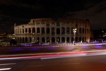 Velika rupa se otvorila na ulici u Rimu i "progutala" dva automobila (VIDEO)