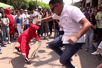 (VIDEO) "Đavoli" bičuju vjernike u susret Uskrsu (VIDEO) "Đavoli" bičuju vjernike u susret Uskrsu