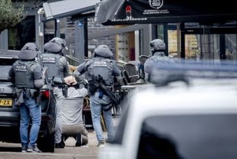 Gotova talačka kriza u Holandiji: Taoci oslobođeni, priveden maskirani muškarac Gotova talačka kriza u Holandiji: Taoci oslobođeni, priveden maskirani muškarac