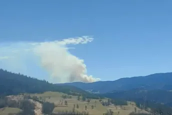 Požar u Kosanici, ugrožene kuće, jak vjetar otežava posao vatrogascima Požar u Kosanici, ugrožene kuće, jak vjetar otežava posao vatrogascima