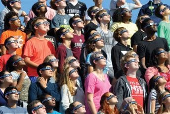 Vanredno stanje u Kanadi: Očekuje se da će pomračenje sunca posmatrati milion i po posjetilaca Vanredno stanje u Kanadi: Očekuje se da će pomračenje sunca posmatrati milion i po posjetilaca