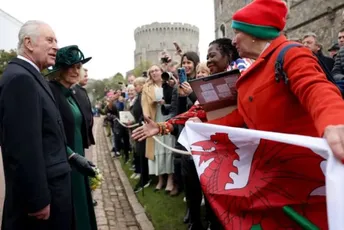 Kralj Čarls se pojavio u javnosti prvi put od objave da boluje od raka, rukovao se i razgovarao sa građanima Kralj Čarls se pojavio u javnosti prvi put od objave da boluje od raka, rukovao se i razgovarao sa građanima