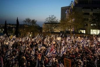 Kod Kneseta oko 100.000 Izraelaca tražilo Netanjahuovu ostavku, on poručio - "Hamas bi se tome najviše obradovao" Kod Kneseta oko 100.000 Izraelaca tražilo Netanjahuovu ostavku, on poručio - "Hamas bi se tome najviše obradovao"