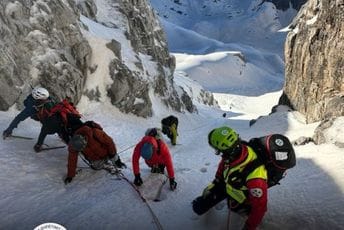 Planinarka iz Hrvatske stradala na Prokletijama, sedam osoba spašeno: U akciji učestvovali i pripadnici crnogorske GSS Planinarka iz Hrvatske stradala na Prokletijama, sedam osoba spašeno: U akciji učestvovali i pripadnici crnogorske GSS