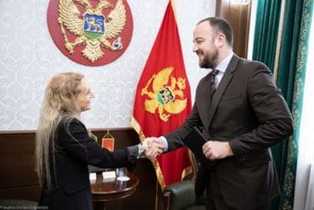 Nikolić sa Marselom: Antizapadna politika dijela stranaka iz vlasti nije iznenađenje, brine što premijer najavljuje njihov ulazak u Vladu Nikolić sa Marselom: Antizapadna politika dijela stranaka iz vlasti nije iznenađenje, brine što premijer najavljuje njihov ulazak u Vladu