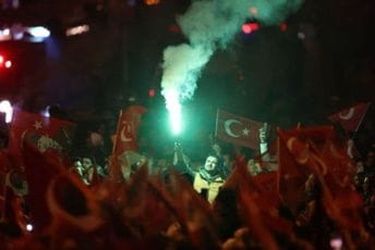 (VIDEO) Turski kandidat slavio pobjedu na izborima, pa poginuo kada se srušila terasa (VIDEO) Turski kandidat slavio pobjedu na izborima, pa poginuo kada se srušila terasa