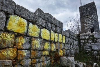 Manastir u Baru na meti nesavjesnih građana: Kraj crkve odložen otpad, a zid premazan bojom Manastir u Baru na meti nesavjesnih građana: Kraj crkve odložen otpad, a zid premazan bojom