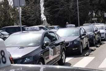 Novi problem sa taksistima na podgoričkom aerodromu: Više vozila zauzelo mjesta kompanije koja ima ugovor sa ACG