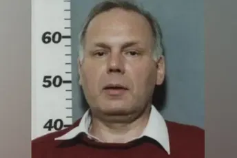 Britanac uhapšen nakon skoro tri decenije bjekstva: Tereti se za seksualno zlostavljanje djece Britanac uhapšen nakon skoro tri decenije bjekstva: Tereti se za seksualno zlostavljanje djece