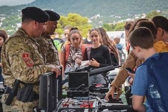 Vojska razjašnjava nedoumice oko učlanjenja: Infopultovi u aprilu na više lokacija u Crnoj Gori Vojska razjašnjava nedoumice oko učlanjenja: Infopultovi u aprilu na više lokacija u Crnoj Gori