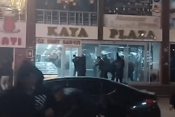 Žestoki protesti u Turskoj: Uhapšeno 89 osoba (VIDEO) Žestoki protesti u Turskoj: Uhapšeno 89 osoba (VIDEO)