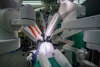 Robot Hugo asistira hirurzima u KBC-u Split