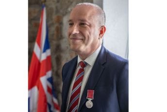 Odlikovao ga kralj Čarls III: Ivanu Vukčeviću medalja britanske imperije Odlikovao ga kralj Čarls III: Ivanu Vukčeviću medalja britanske imperije