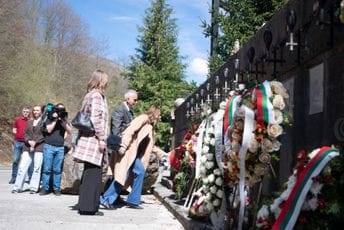 Položen vijenac na spomenik nesrećno stradalim bugarskim učenicima u Bijelom Polju Položen vijenac na spomenik nesrećno stradalim bugarskim učenicima u Bijelom Polju