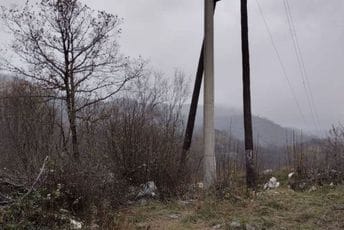 Sa crkvišta u Podsokolu ukloniće stub za struju Sa crkvišta u Podsokolu ukloniće stub za struju