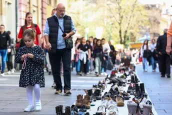 Nepregledna staza obuće kao spomen na one kojih više nema: Sarajevo se danas sjeća ubijenih tokom opsade Nepregledna staza obuće kao spomen na one kojih više nema: Sarajevo se danas sjeća ubijenih tokom opsade
