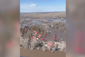 (VIDEO) Nakon pucanja brane: Evakuacija hiljada ljudi iz ruskog grada Orska (VIDEO) Nakon pucanja brane: Evakuacija hiljada ljudi iz ruskog grada Orska