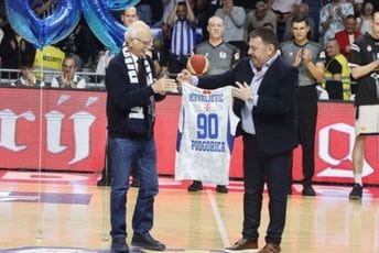 Najstariji navijač KK Budućnost Voli obilježio 90. rođendan: Deset hiljada dlanova za ulazak u desetu deceniju Najstariji navijač KK Budućnost Voli obilježio 90. rođendan: Deset hiljada dlanova za ulazak u desetu deceniju