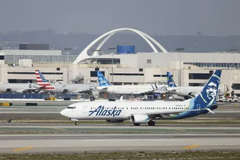 Otpala vrata aviona: Boing isplatio Alaska Airlinesu 160 miliona dolara zbog incidenta tokom leta Otpala vrata aviona: Boing isplatio Alaska Airlinesu 160 miliona dolara zbog incidenta tokom leta