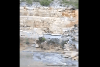 Veliki odron kod Mostara, tri automobila propala u jezero Veliki odron kod Mostara, tri automobila propala u jezero