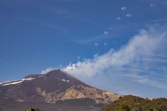 (VIDEO) Vulkan Etna izbacuje čudesne „dimne prstenove“