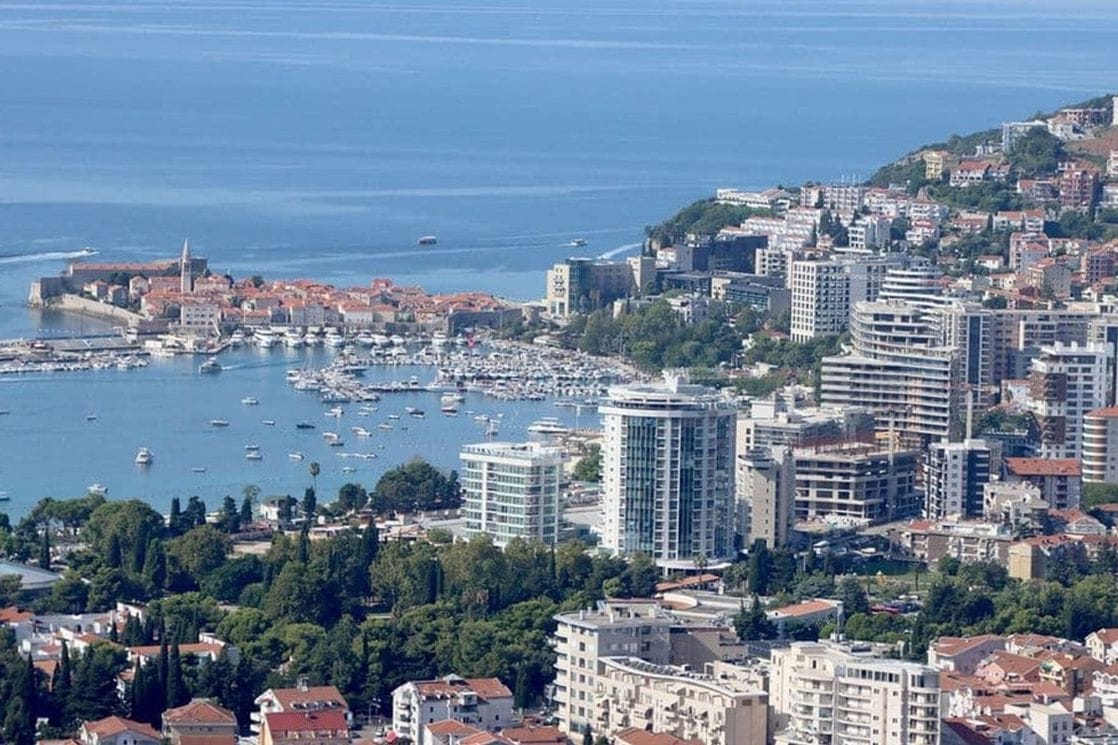 Budvanina terete da je, prijeteći nožem, opljačkao prodavnicu i trafiku