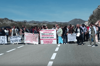 Protest radnika Košute: Ako nam se ne obrate iz Vlade, blokiraćemo put na 12 sati Protest radnika Košute: Ako nam se ne obrate iz Vlade, blokiraćemo put na 12 sati