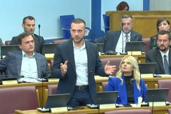 Poslanik PES-a o tome što nikad ne govore u Skupštini: To je strategija, nema u tome ničega spornog Poslanik PES-a o tome što nikad ne govore u Skupštini: To je strategija, nema u tome ničega spornog