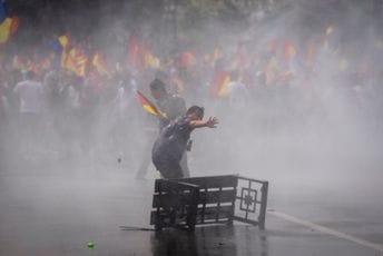 Traže ukidanje republike i povratak kralja, policija ih tuče bambusovim palicama Traže ukidanje republike i povratak kralja, policija ih tuče bambusovim palicama
