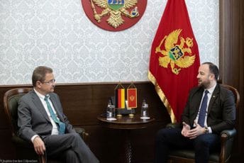 Nikolić sa Feltenom: Vlast da poštuje Ustav i zakon i prilagođava se evropskoj praksi, a ne partijskim interesima Nikolić sa Feltenom: Vlast da poštuje Ustav i zakon i prilagođava se evropskoj praksi, a ne partijskim interesima