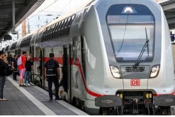 Putnik skočio na voz kako bi ga zaustavio, uspio u namjeri Putnik skočio na voz kako bi ga zaustavio, uspio u namjeri