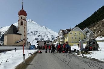 Velika spasilačka akcija u Austriji, pokrenula se lavina, snijeg zatrpao više osoba: Izvučena beživotna tijela dvoje planinara Velika spasilačka akcija u Austriji, pokrenula se lavina, snijeg zatrpao više osoba: Izvučena beživotna tijela dvoje planinara
