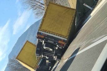 Udes na putu Mateševo-Kolašin: Prevrnulo se priključno vozilo šlepera Udes na putu Mateševo-Kolašin: Prevrnulo se priključno vozilo šlepera