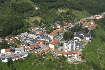 ‘Prelijetanja’, bojkot, parlament u hotelu: Ovako je do sada bilo na izborima u Andrijevici ‘Prelijetanja’, bojkot, parlament u hotelu: Ovako je do sada bilo na izborima u Andrijevici