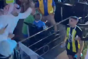 Nevjerovatno: U finalu saudijskog Superkupa navijač bičevao igrača (VIDEO)