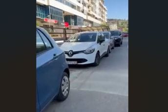(VIDEO) Podgorica: Saobraćajnu traku u Moskovskoj ulici pretvorili u parking, građani apeluju da službe reaguju