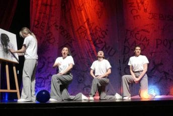 Bunt Scena iz zabranjene predstave "IzloŽene"