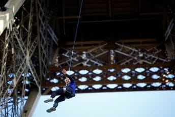 Francuska atletičarka postavila rekord: Popela se uz uže na Ajfelov toranj (VIDEO) Francuska atletičarka postavila rekord: Popela se uz uže na Ajfelov toranj (VIDEO)