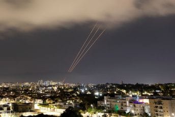 Izrael: Iran ispalio oko 200 projektila, 99 odsto presretnuto; Pogođena vojna baza na jugu; Eksplozija bilo i u Jerusalimu i u Tel Avivu