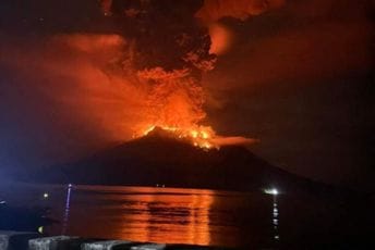 Vulkan izbacuje lavu i pepeo na sjeveru Indonezije, evakuisano 800 ljudi