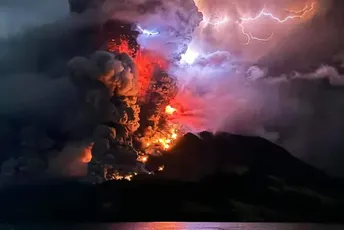 Indonezija: Zbog erupcije vulkana podignut najviši nivo uzbune, prijeti opasnost i od cunamija (VIDEO)