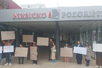 (FOTO/VIDEO) Protest ispred Nikšićkog pozorišta: Traže smjenu ili ostavku Janka Jelića