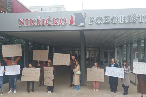 (FOTO/VIDEO) Protest ispred Nikšićkog pozorišta: Traže smjenu ili ostavku Janka Jelića